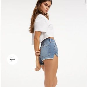 Good American Good Curve Short Raw Hem
